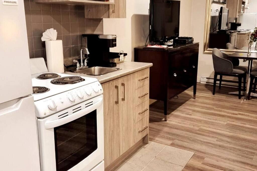 Cozy Spacious 1-Bdr Studio #8. Free Parking กาติโน ภายนอก รูปภาพ